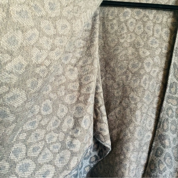 Woolrich woman’s cheetah print shall poncho one size fringe gray winter throw - Picture 5 of 8